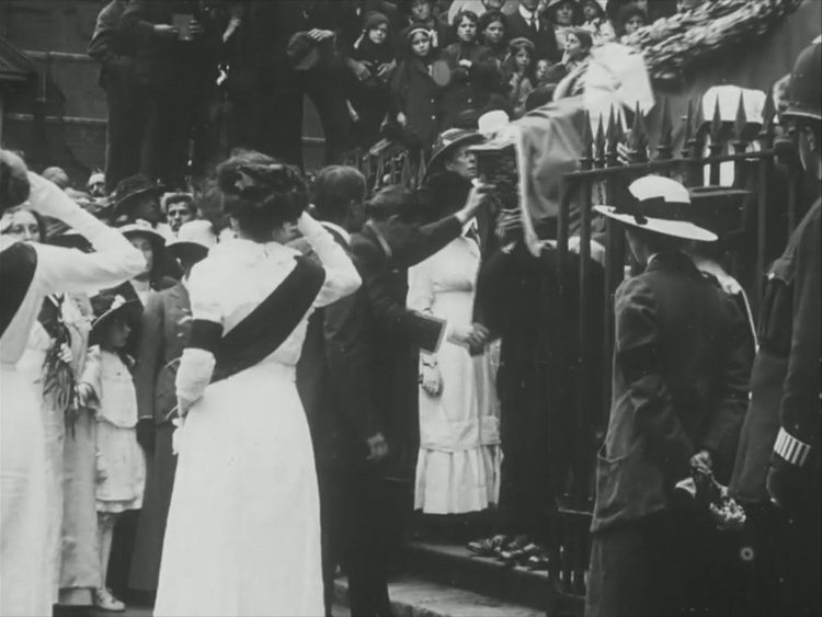 Tens of thousands attended Emily Davison&#39;s funeral