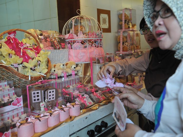 SURABAYA, INDONESIA - FEBRUARY 10: People look at chocolates with a Valentines design at Dapur Cokelat on February 10, 2014 in Surabaya, Indonesia. Roses, chocolates, teddy bears, toy hearts, candles, and cards are all part of the preparations for the Valentines Day and orders increase significantly in the weeks leading up to the Valentines Day that will be celebrated on February 14th. (Photo by Robertus Pudyanto/Getty Images)
