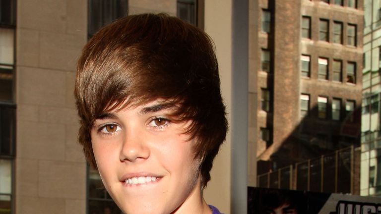 NEW YORK - SEPTEMBER 01: Musician Justin Bieber visits the Nintendo World Store on September 1, 2009 in New York City. (Photo by Bryan Bedder/Getty Images)