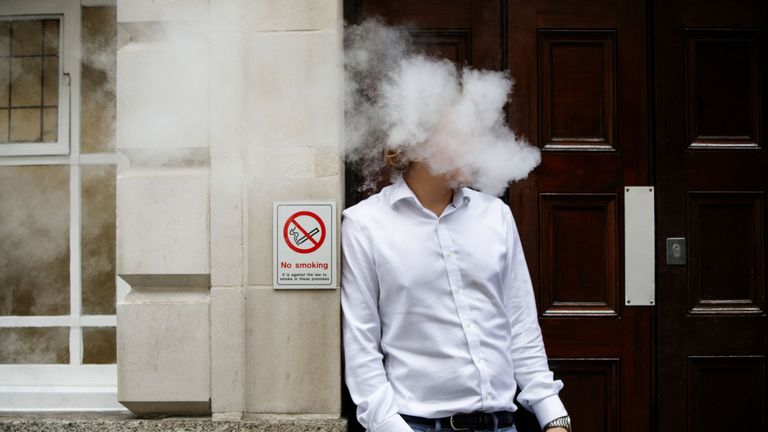 Hospitals should have vaping lounges, PHE said