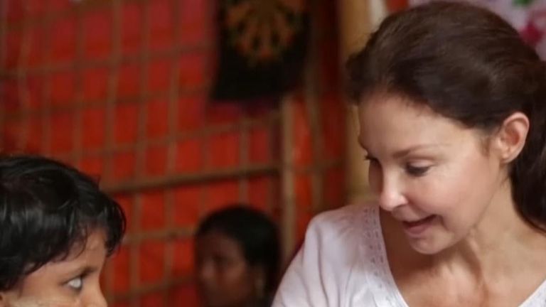 Ashley Judd meets Rohingya refugee girls and women