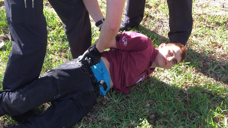 La police arrête Nikolas Cruz sur les lieux de la fusillade dans l'école Parkland