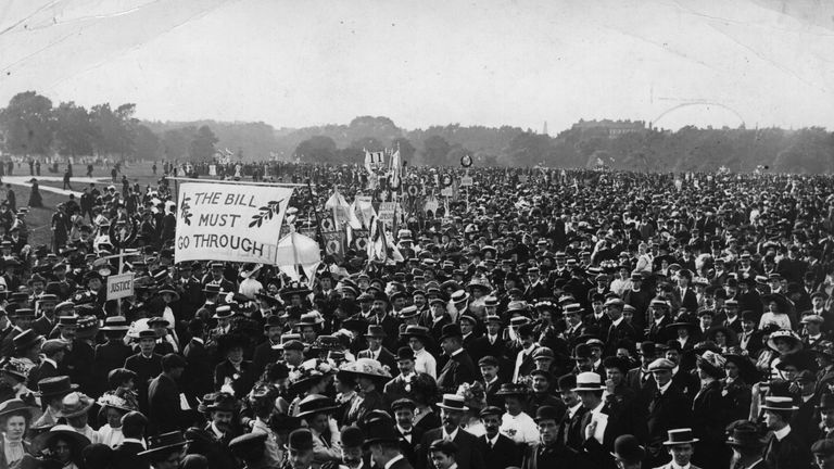 Men and women campaigning at a suffragette meeting in London&#39;s Hyde Park