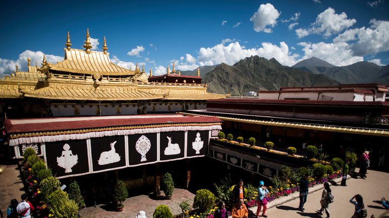 This picture taken on September 10, 2016 shows Chinese tourists on the roof of the Jokhang Temple in the regional capital Lhasa, in China&#39;s Tibet Autonomous Region
