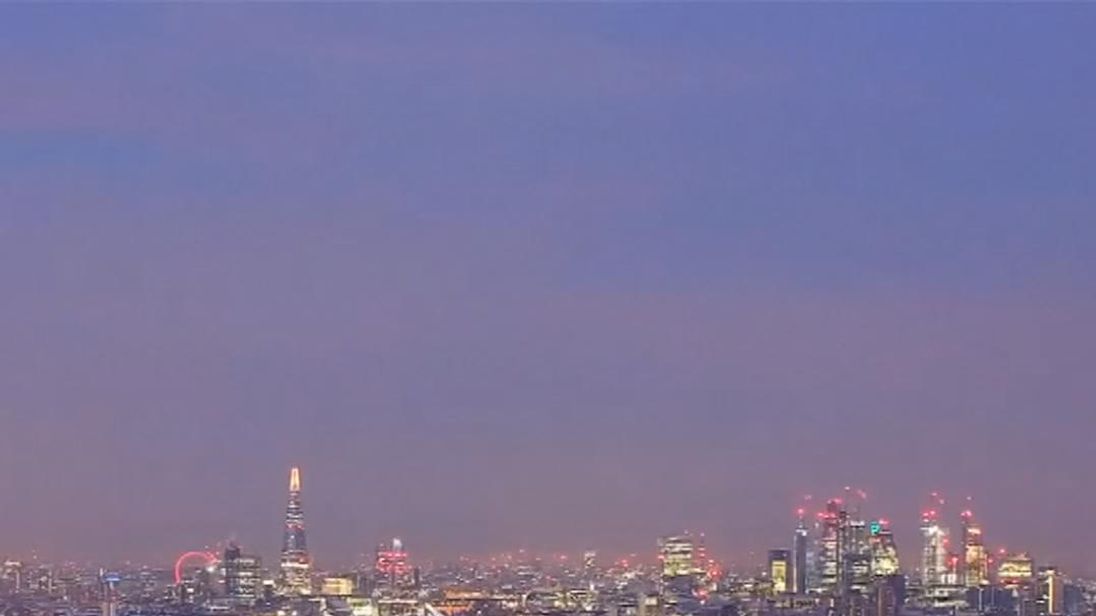 	Time-lapse camera captures snow blanketing London