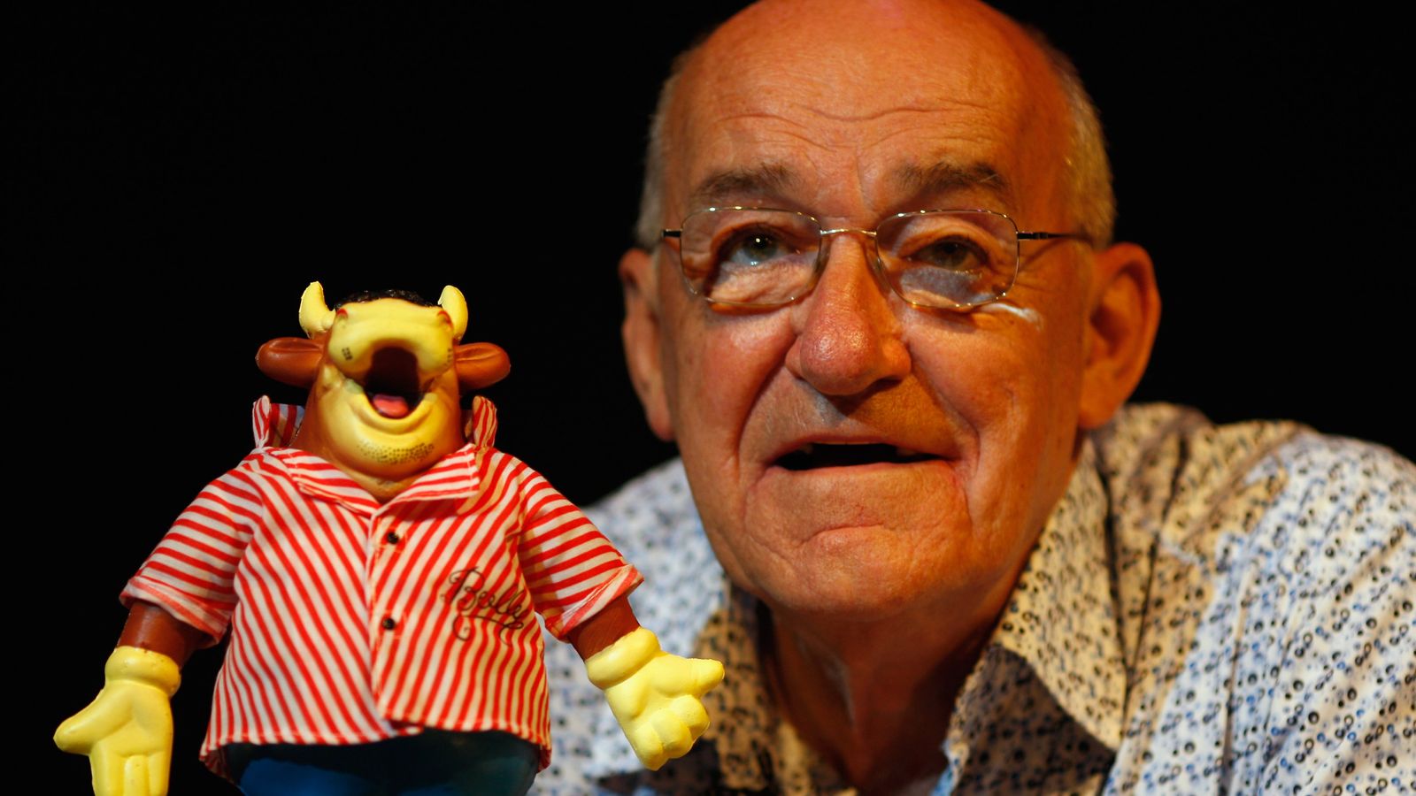 Bullseye star Jim Bowen dies aged 80 UK News Sky News