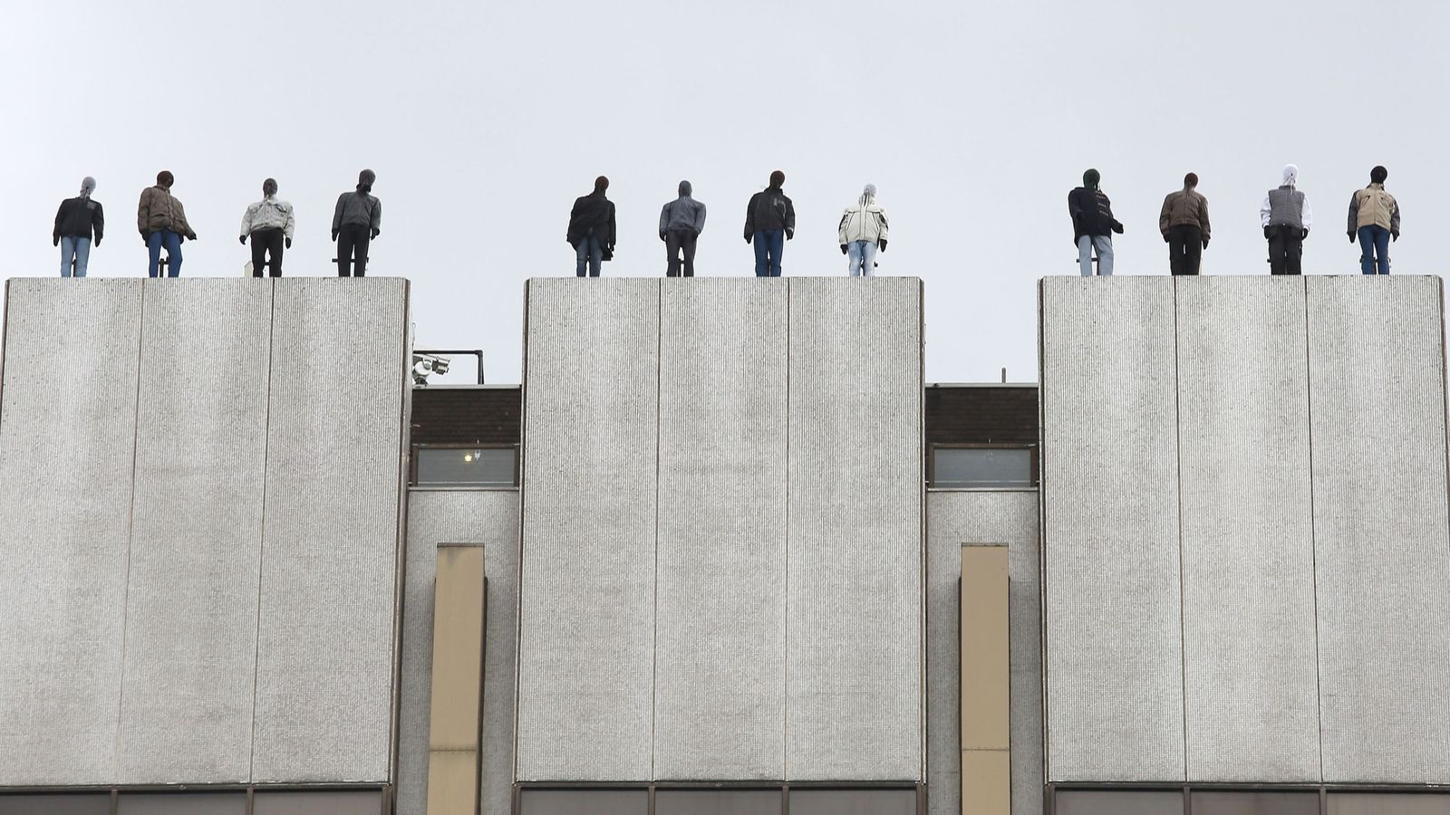 Why do statues of 84 men stand on the roof of a London skyscraper? Why do statues of 84 men stand on the roof of a London skyscraper?
