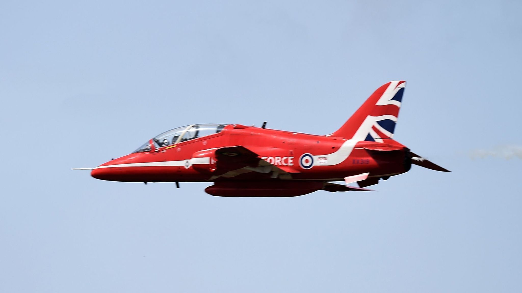 RED ARROWS Hawk Plane RAF AIRCRAFT AIRPLANE Enamel Pin Badge 