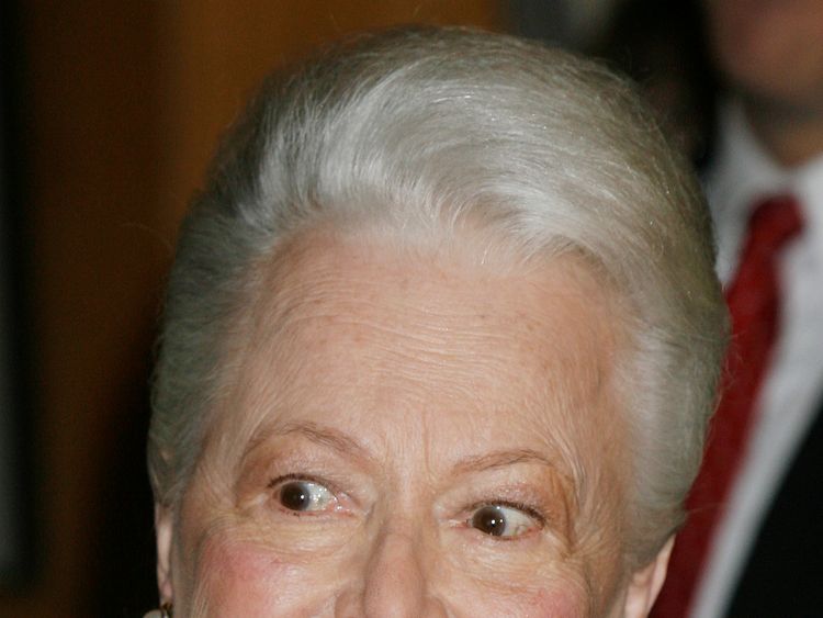Actress Olivia de Havilland, 89, two-time Academy Award winner, arrives for the 'Academy Tribute to Olivia de Havilland' at the Academy of Motion Picture Arts & Sciences, Beverly Hills June 15, 2006. REUTERS/Fred Prouser (UNITED STATES)