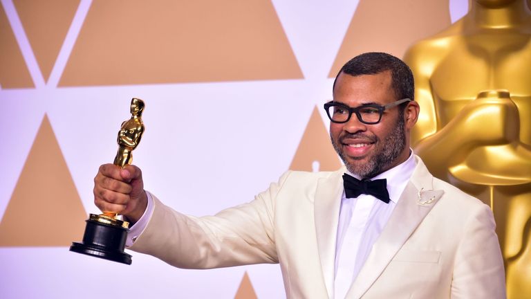 Le réalisateur Jordan Peele pose en salle de presse avec l'Oscar du meilleur scénario original