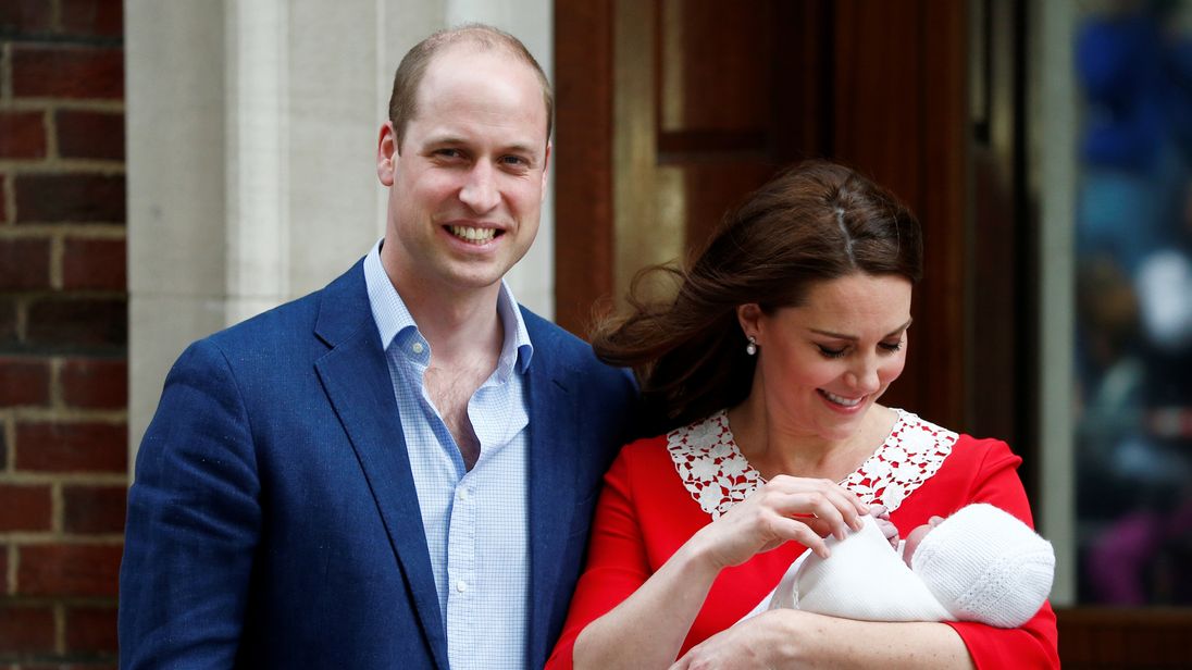 Catherine, the Duchess of Cambridge and Prince William leave the Lindo Wing of St Mary&#39;s Hospital with their new baby boy in London, April 23, 2018. REUTERS/Henry Nicholls