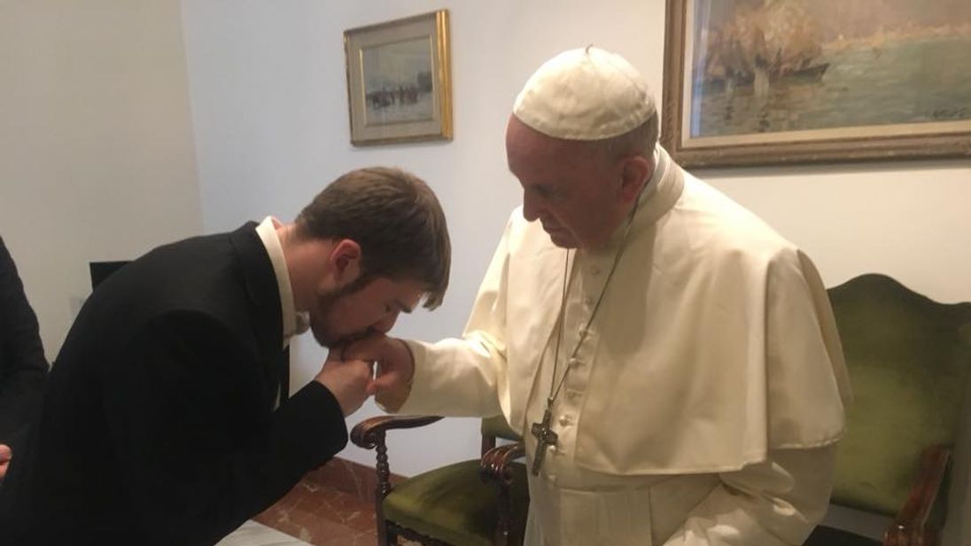 Pope meets father of British toddler at centre of battle Pope meets father of British toddler at centre of battle