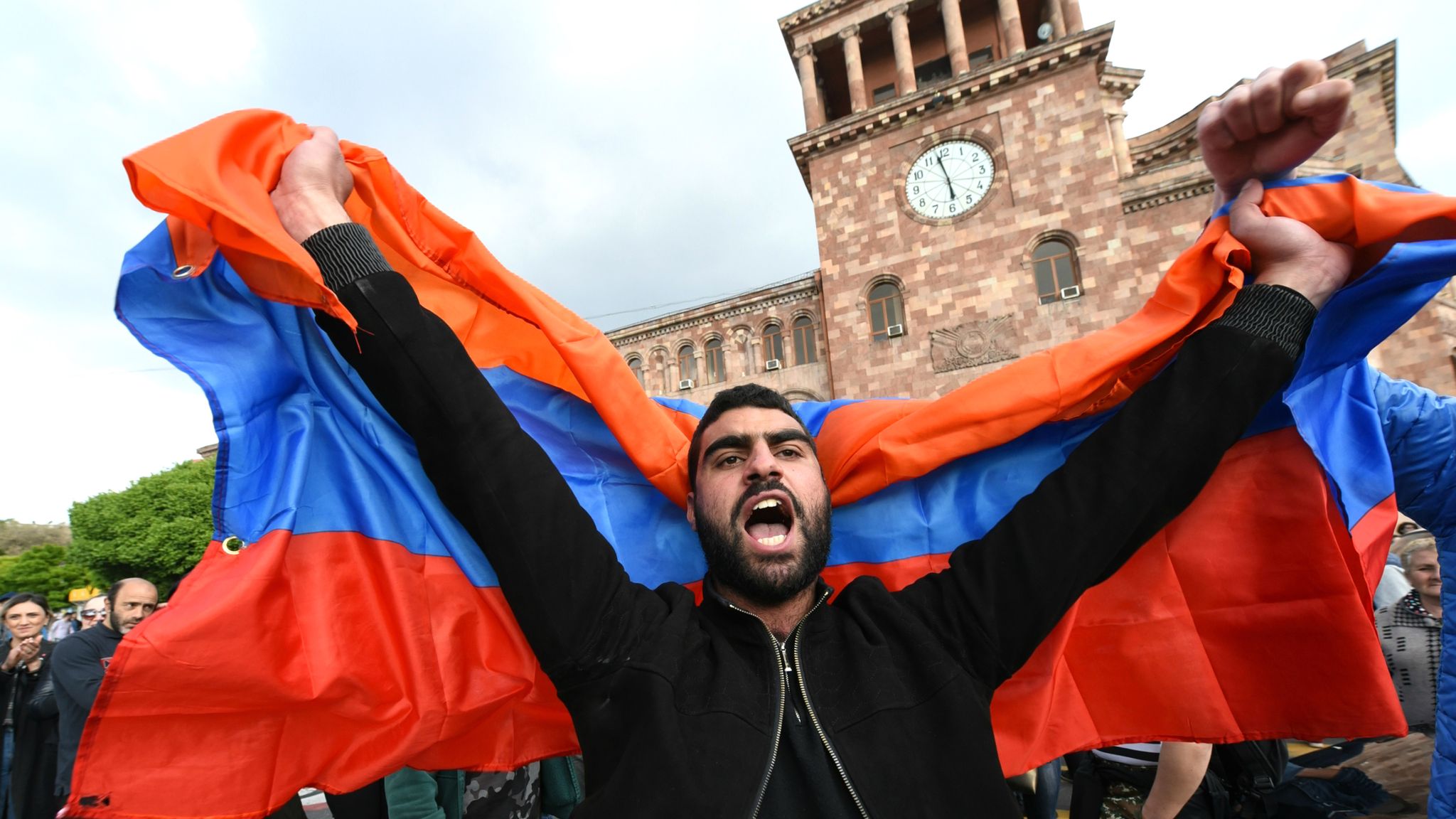 Что ждет армян. Армения. Армяне. Парни с флагом Армении. Толпа армян.
