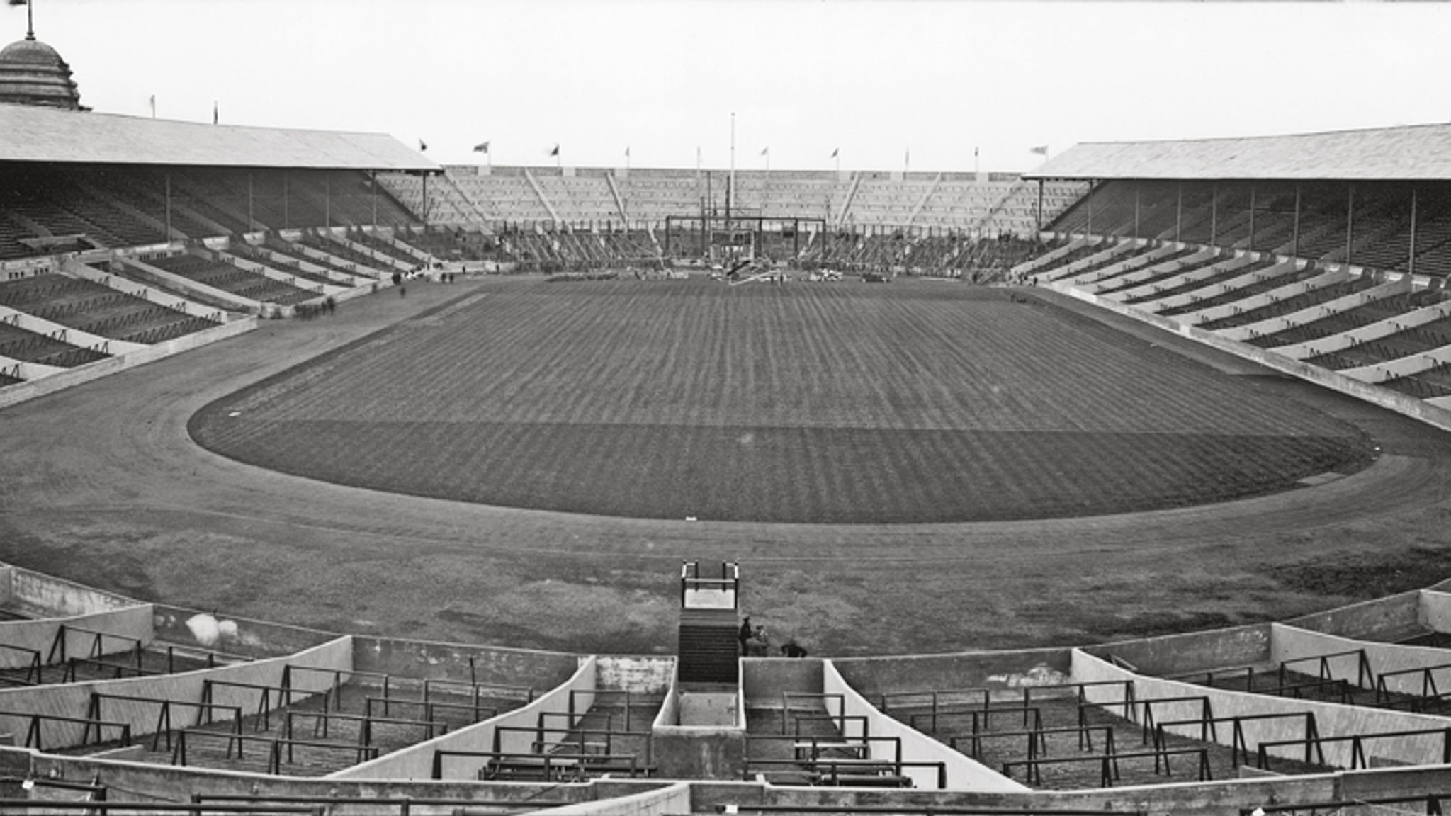 Стадион уэмбли старый. Стадион Уэмбли 1923 год. Уэмбли стадион старый. Эмпайр Стэдиум Уэмбли. 1923 Год Лондон открытие стадиона Уэмбли.
