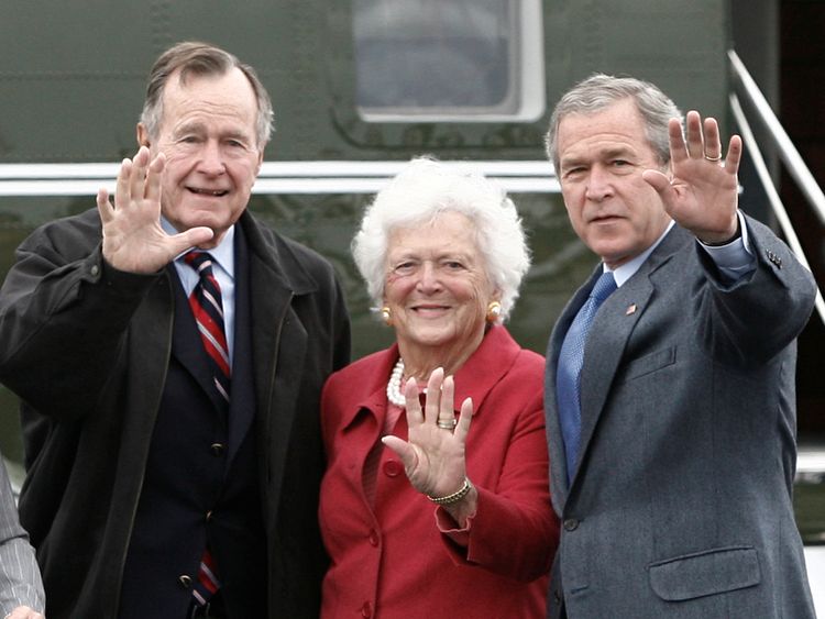 U.S. President George W. Bush (R) waves alongside his parents, former President George Bush and former first lady Barbara Bush upon their arrival Fort Hood, Texas, April 8, 2007