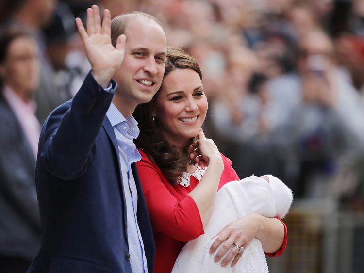 LONDON, ENGLAND - APRIL 23:  Catherine, Duchess of Cambridge and Prince William, Duke of Cambridge depart the Lindo Wing with their newborn son at St Mary&#39;s Hospital on April 23, 2018 in London, England. The Duchess safely delivered a boy at 11:01 am, weighing 8lbs 7oz, who will be fifth in line to the throne.  (Photo by Dan Kitwood/Getty Images)