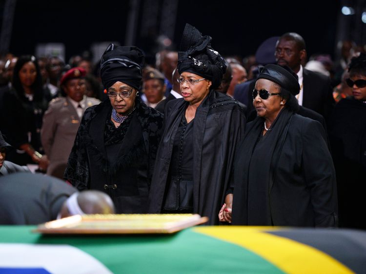 Winnie Mandela (L), and Nelson Mandela&#39;s widow Graca Machel (C), stand by his coffin in 2013