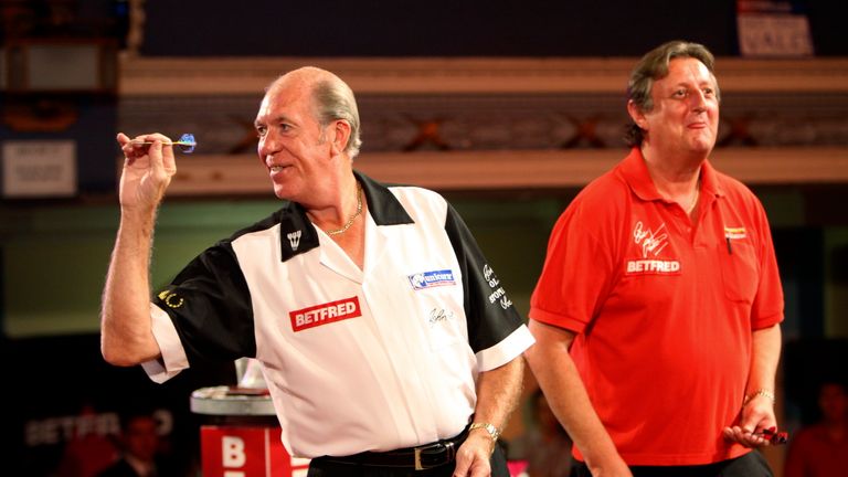 Eric Bristow (R) in a 2008 legends match against John Lowe (L), who broke down at the news of Bristow&#39;s death