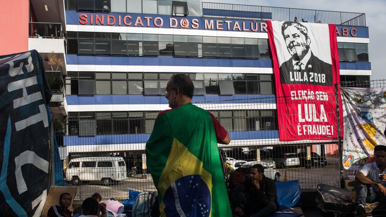 Supporters of Lula gather in front of the Metalworkers&#39; Union HQ