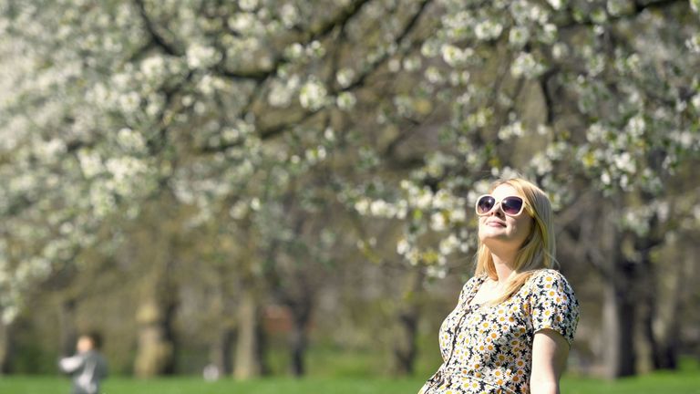 St James&#39;s Park recorded the highest temperatures yesterday, with this woman enjoying the sunshine