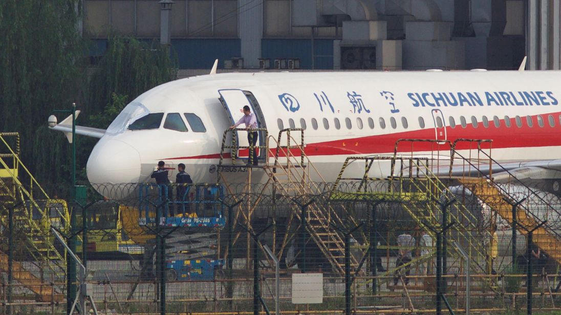 skynews-sichuan-airlines-plane_4310816.jpg