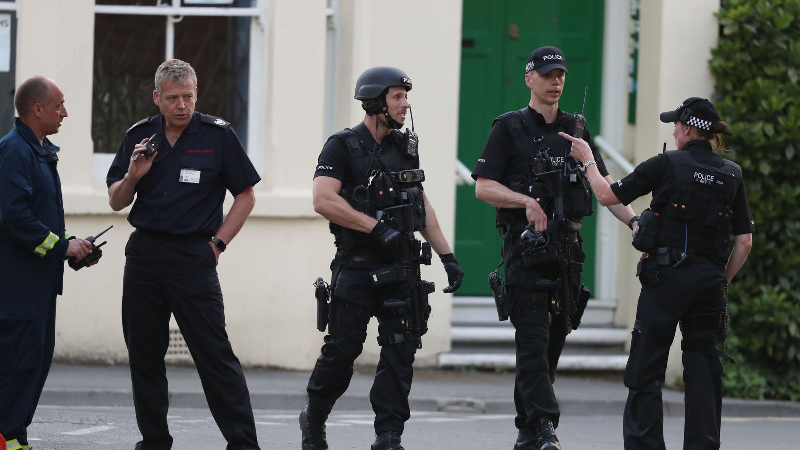 Man arrested after armed siege in central Oxford ends 'peacefully' | UK ...