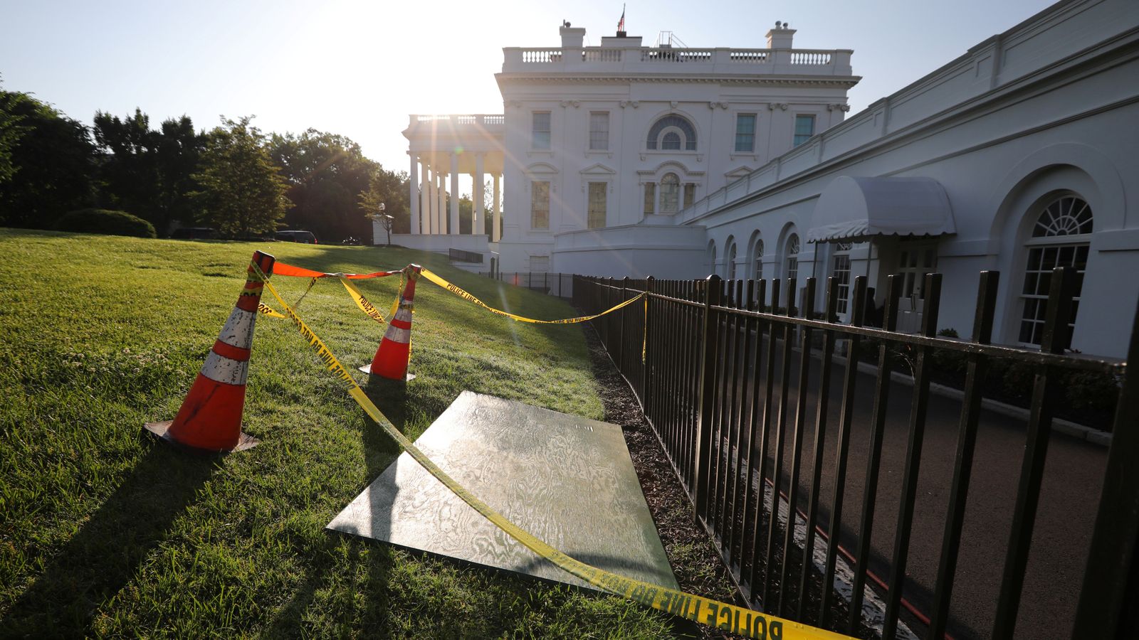 Sinkhole opens up in White House lawn - and social media is loving it ...