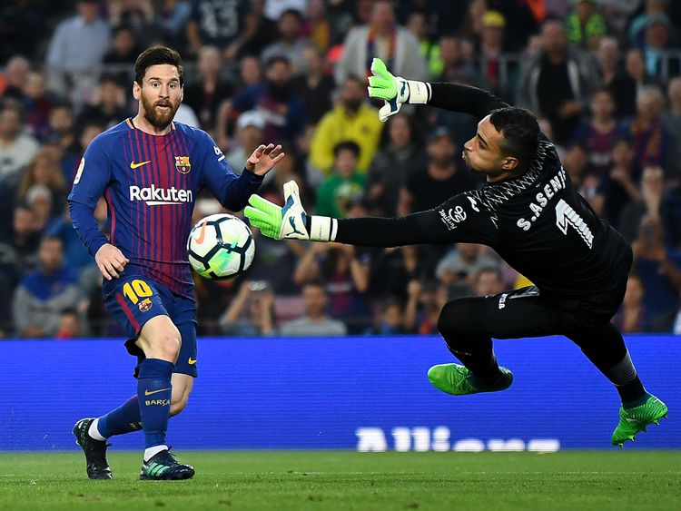 Lionel Messi scores Barcelona&#39;s third goal