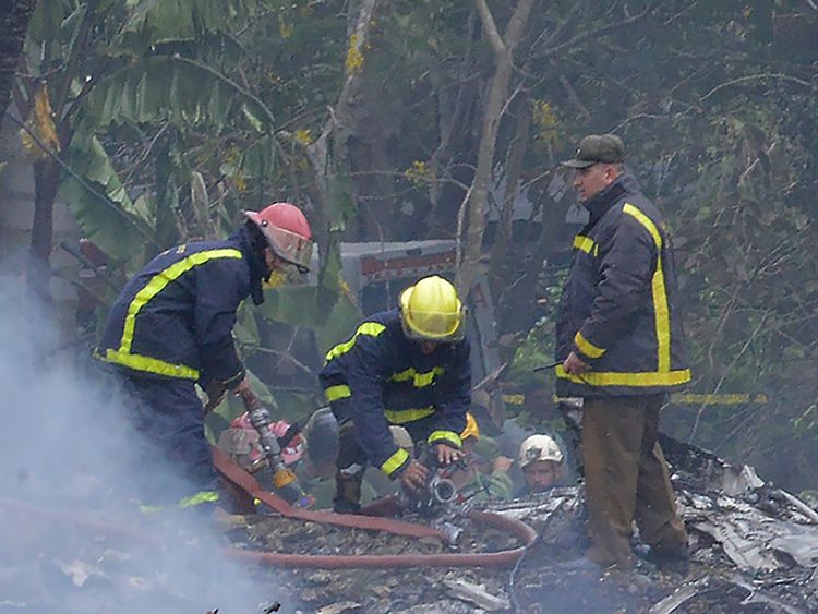 Firefighters work at the site of the accident after a Cubana de Aviacion aircraft crashed after taking off from Havana&#39;s Jose Marti airport on May 18, 2018. - A Cuban state airways passenger plane with 113 people on board crashed on shortly after taking off from Havana&#39;s airport, state media reported. The Boeing 737 operated by Cubana de Aviacion crashed &#39;near the international airport,&#39; state agency Prensa Latina reported. Airport sources said the jetliner was heading from the capital to the ea