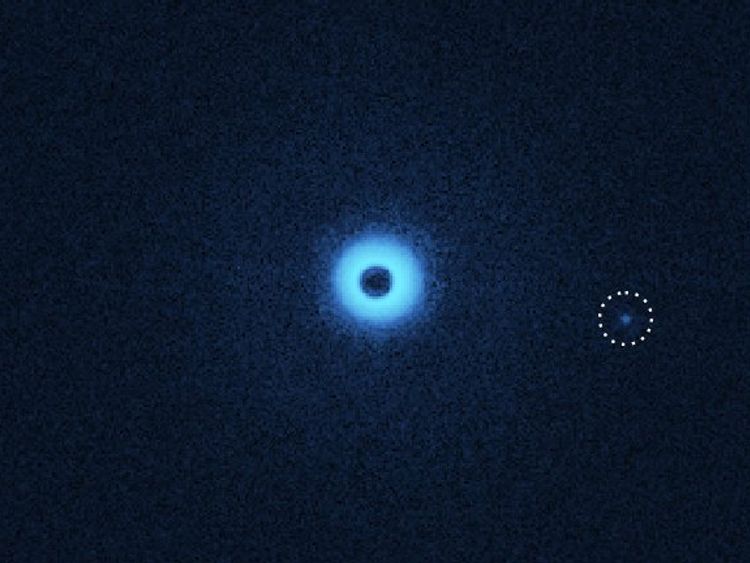 An infrared image of the binary star and the newly discovered companion, but now viewed with special polarization filters that make dust discs and exoplanets visible. The companion seems to have his own dust disc. Credit: C. Ginski & SPHERE


Read more at: https://phys.org/news/2018-05-dutch-astronomers-toddler-planet-chance.html#jCp