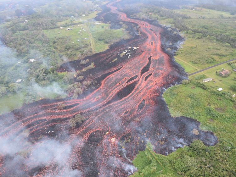 Lava rivers have carved their way through Hawaii&#39;s landscape