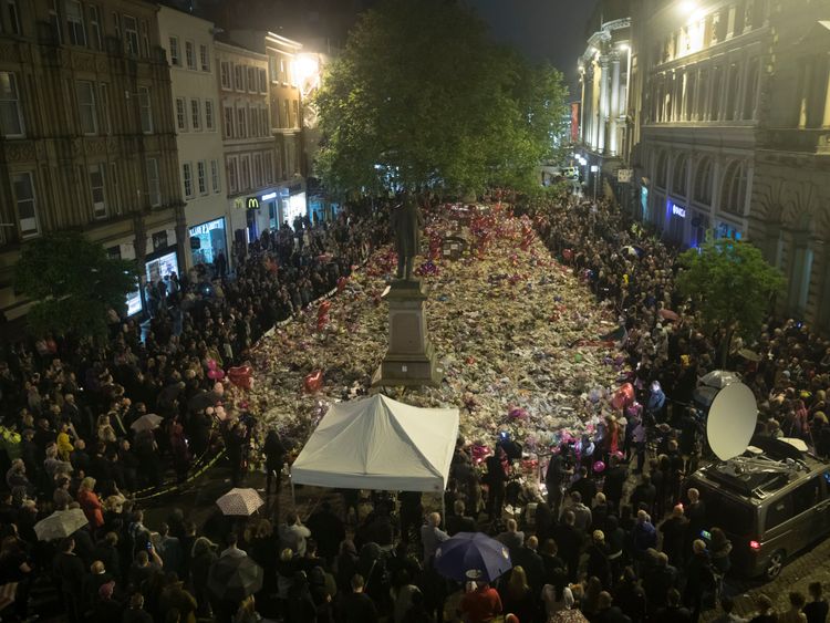 Members of the public take part in a vigil on St. Ann's Square in Manchester, northwest England on May 29, 2017, exactly one week after a bomb attack at Manchester Arena killed 22 and injured dozens more