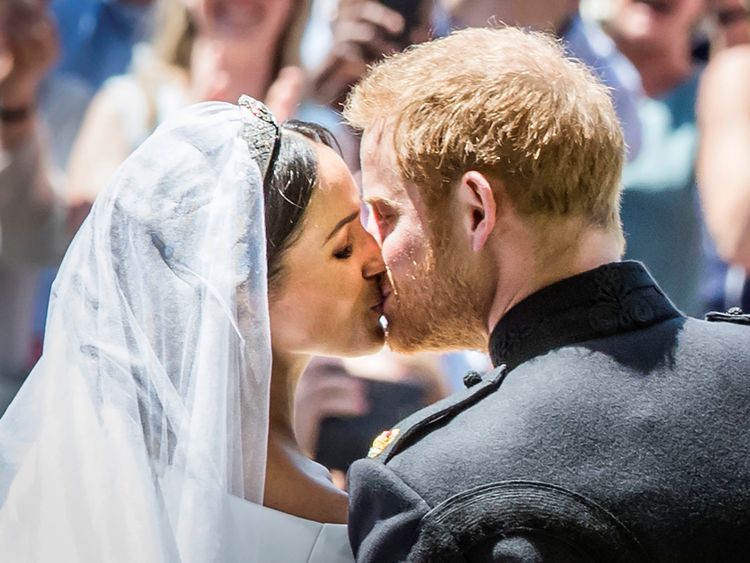 Meghan Markle and Prince Harry kiss on the steps of St George&#39;s Chapel