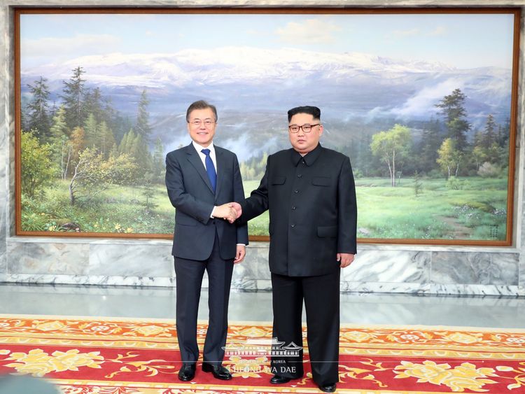 They met in the unification corner of North Panmunjom on the afternoon of 26 May