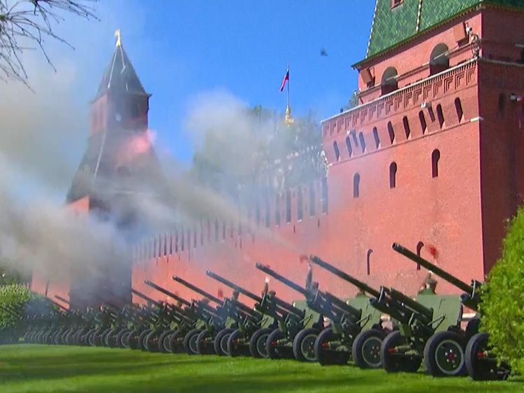 A gun salute welcomes Mr Putin&#39;s fourth term as president