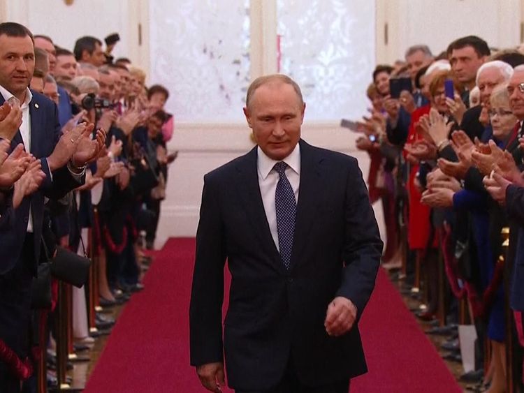 Vladimir Putin is applauded as he attends his inauguration