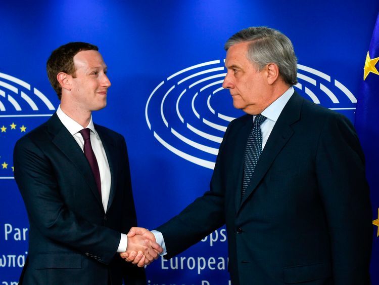 Президент Европейского парламента Антонио Таджани (справа) приветствует генерального директора Facebook Марка Цукерберга (слева) в Европейском парламенте
