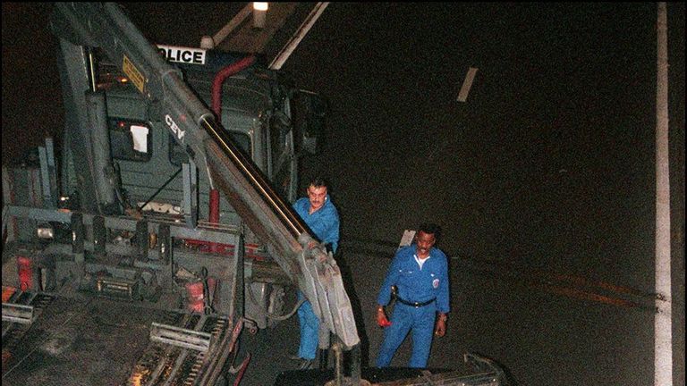 French policemen lift the wreckage of Princess Diana&#39;s car in the Alma tunnel of Paris to put it in a truck. 