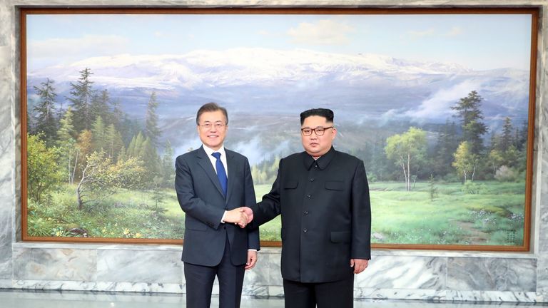 They met in the unification corner of North Panmunjom on the afternoon of 26 May