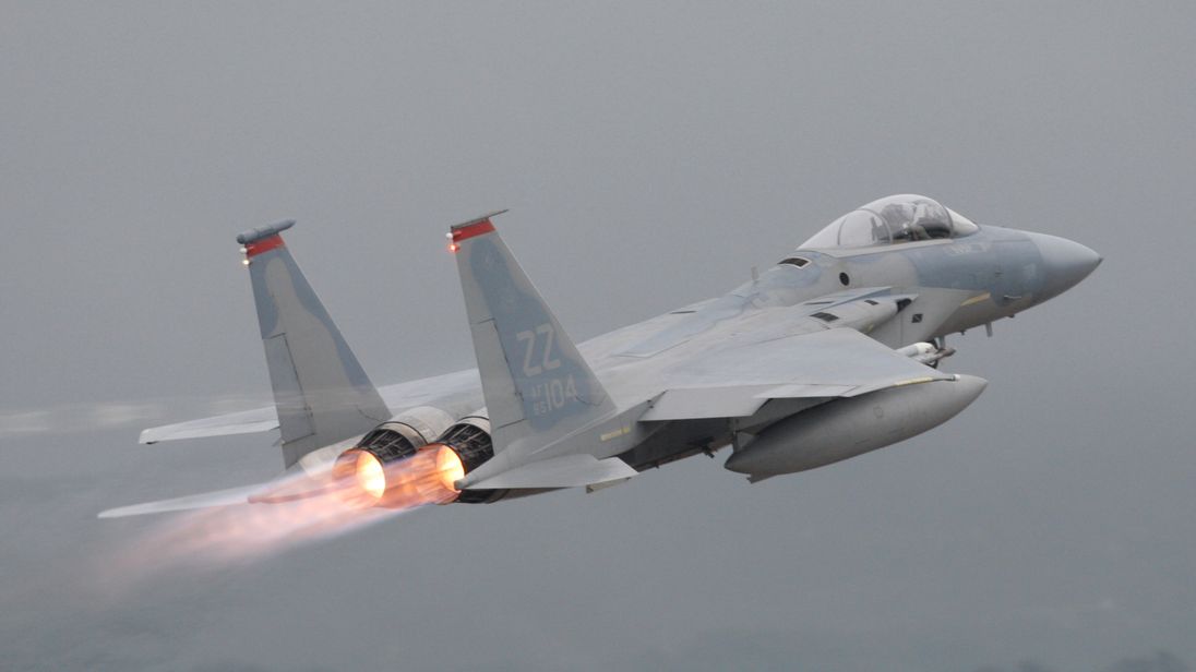 FILE PHOTO: A U.S. Air Force&#39;s F-15 aircraft takes off at Kadena U.S. Air Force Base on Japan&#39;s southwestern island of Okinawa June 16, 2009. REUTERS/Yuriko Nakao/File Photo