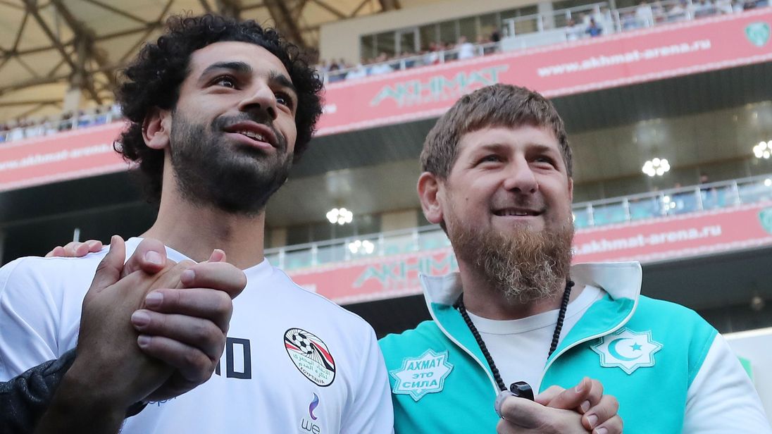 Mohammed Salah (L) sta con testa della Repubblica ceca Ramzan Cadyrov