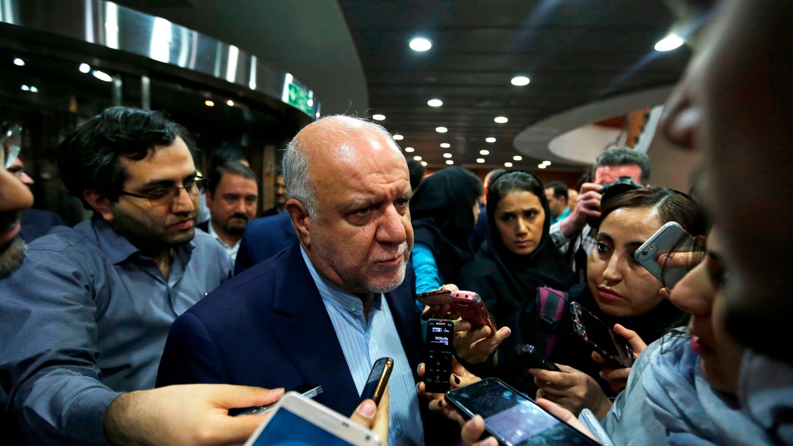 Iran backs down and agrees to oil production hike