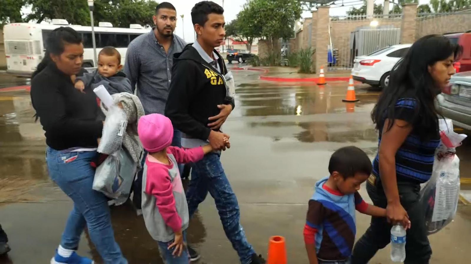 Trump's climbdown causes confusion at US border