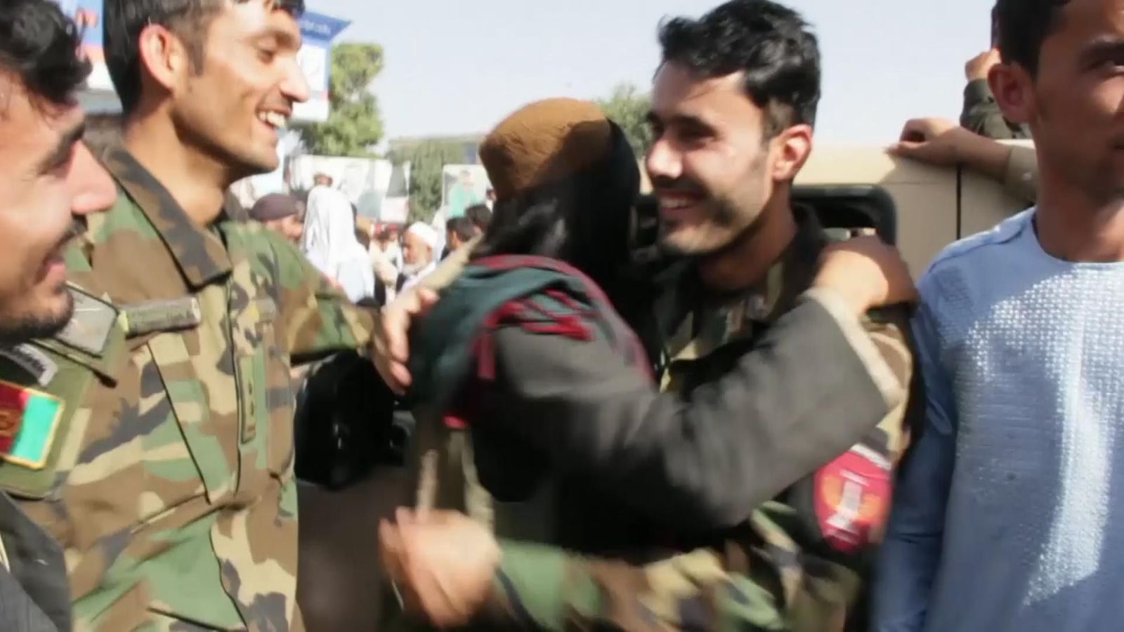 Taliban and Afghans hug and take selfies during unprecedented ceasefire ...