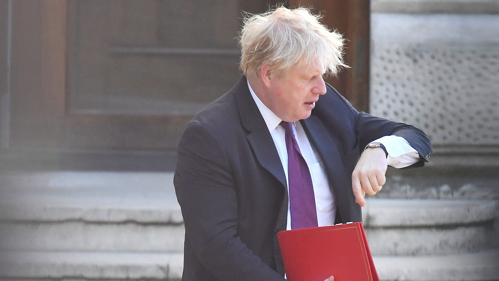 Последние отставки. Boris Johnson Walking. Седой мужик в юбке в правительстве Великобритании.