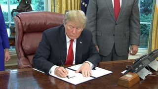 Trump signs the order to end family separations 