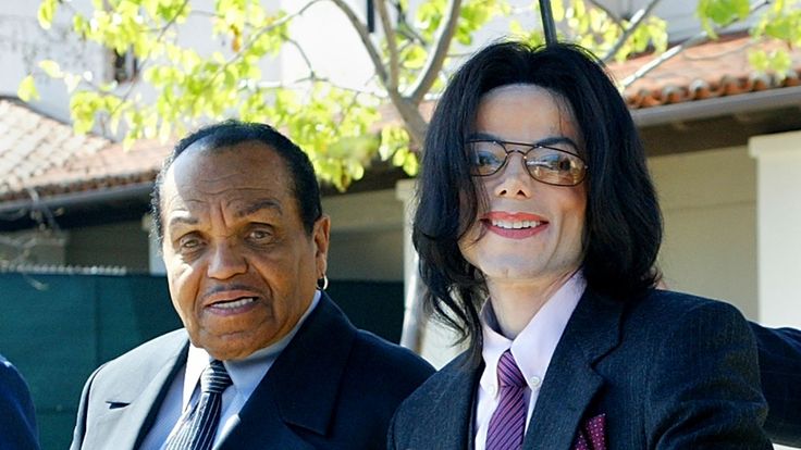 Joe Jackson and Michael Jackson during Michael&#39;s trial