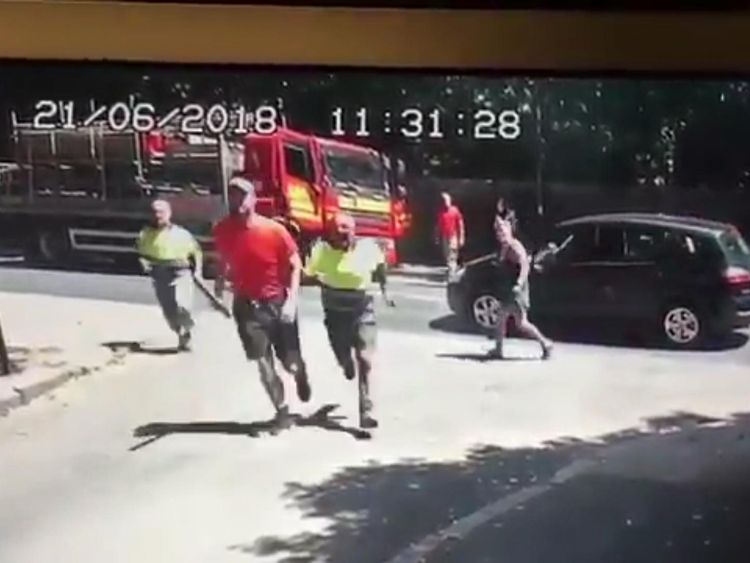 A group of builders can be seen running after the men