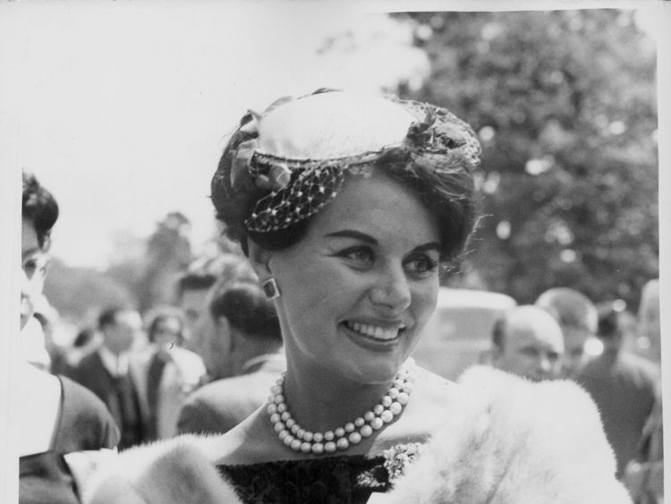 Actress Eunice Gayson, wearing a fur stole and a hat, arriving at Ascot Racecourse, England, June 15th 1960. (Photo by Edward Miller/Keystone/Getty Images) 