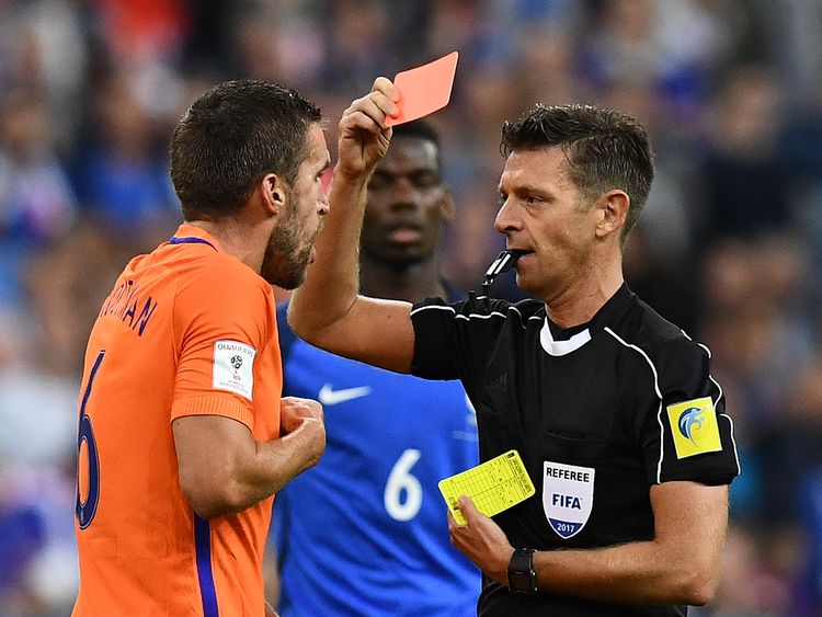 Referee Gianluca Rocchi (R) gives a red card to Netherlands' midfielder Kevin Strootman during the 2018 FIFA World Cup qualifying football match France vs Netherlands at the Stade de France in Saint-Denis, north of Paris, on August 31, 2017. / AFP PHOTO / FRANCK FIFE (Photo credit should read FRANCK FIFE/AFP/Getty Images) 
